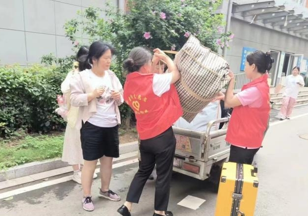 传承雷锋精神，绽放时代光芒 ——邦和物业宿马一中项目部助力学生放假