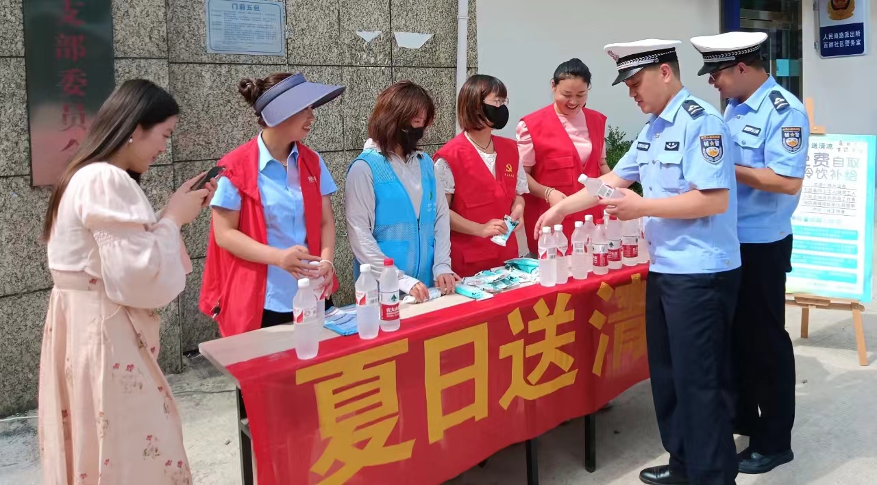 夏日送清凉，情暖人心间 —— 邦和物业卓耕广场项目部与业主共筑和谐家园