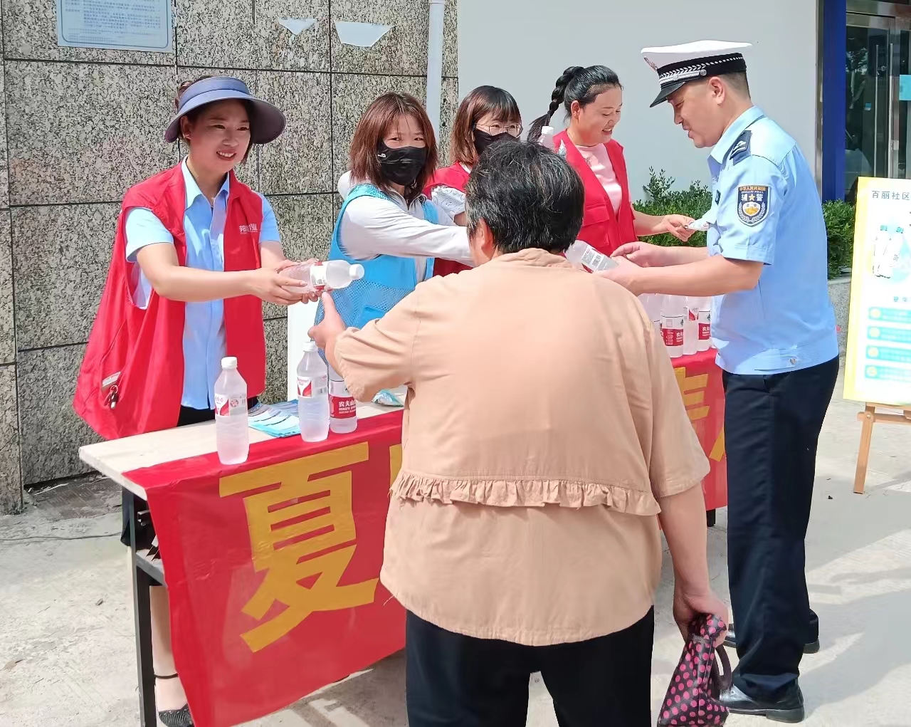 夏日送清凉，情暖人心间 —— 邦和物业卓耕广场项目部与业主共筑和谐家园