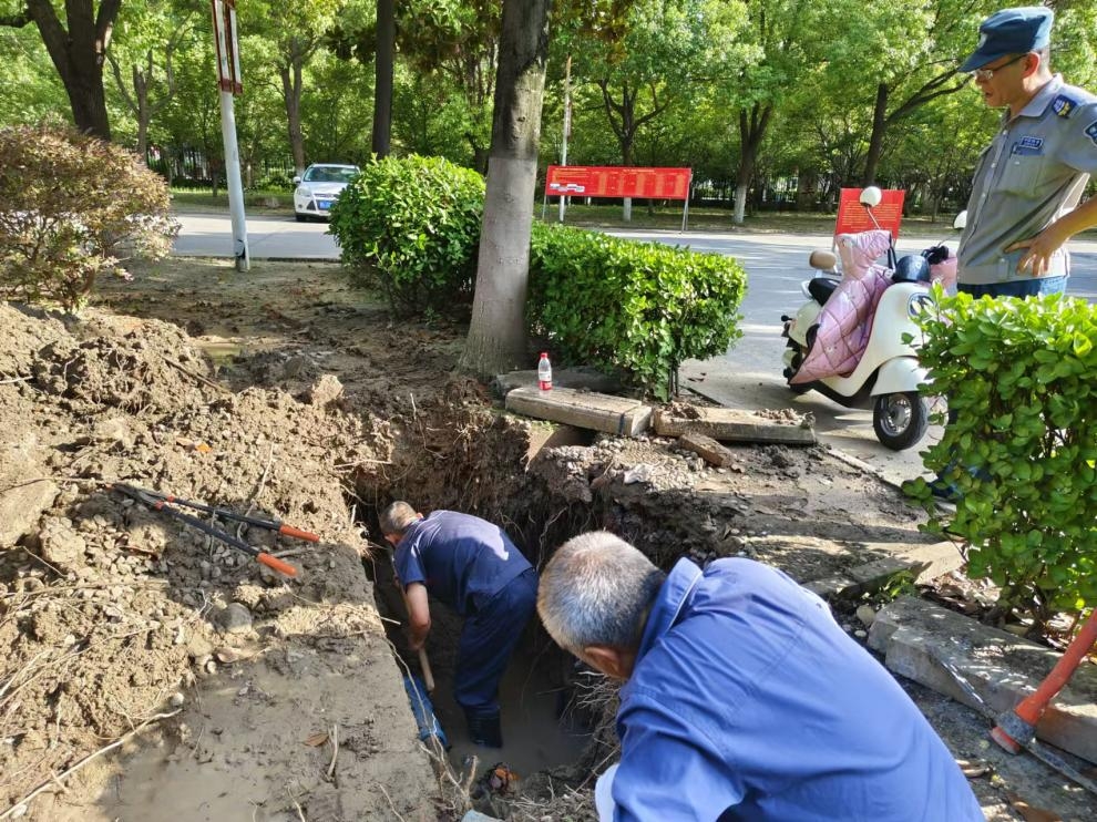 烈日下的坚守：管道卫士汗洒校园 ——宿州二中项目部开展地下管道抢修工作