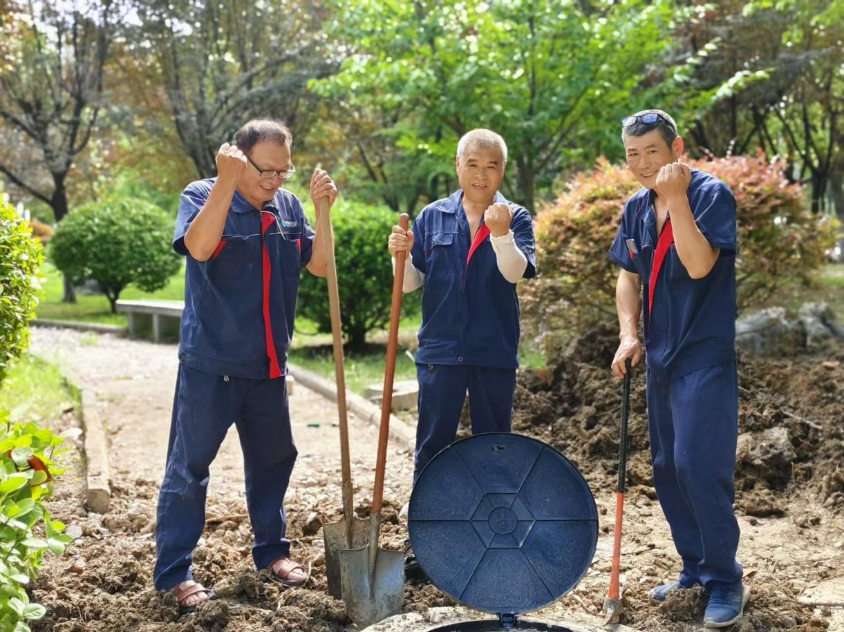 烈日下的坚守：管道卫士汗洒校园 ——宿州二中项目部开展地下管道抢修工作