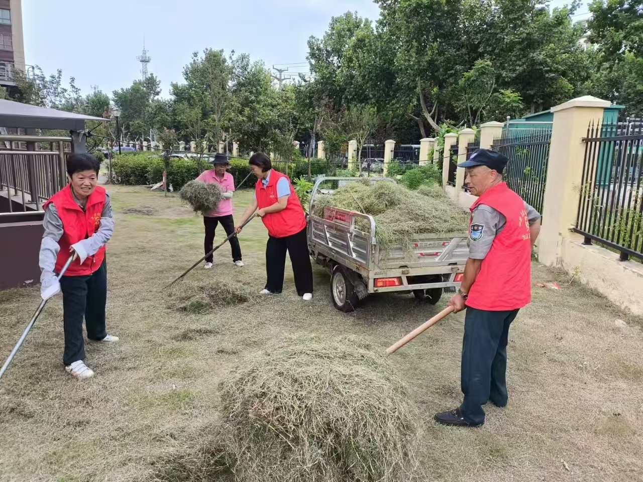 “美化家园  党员先行” ——邦和物业党支部开展志愿者服务活动