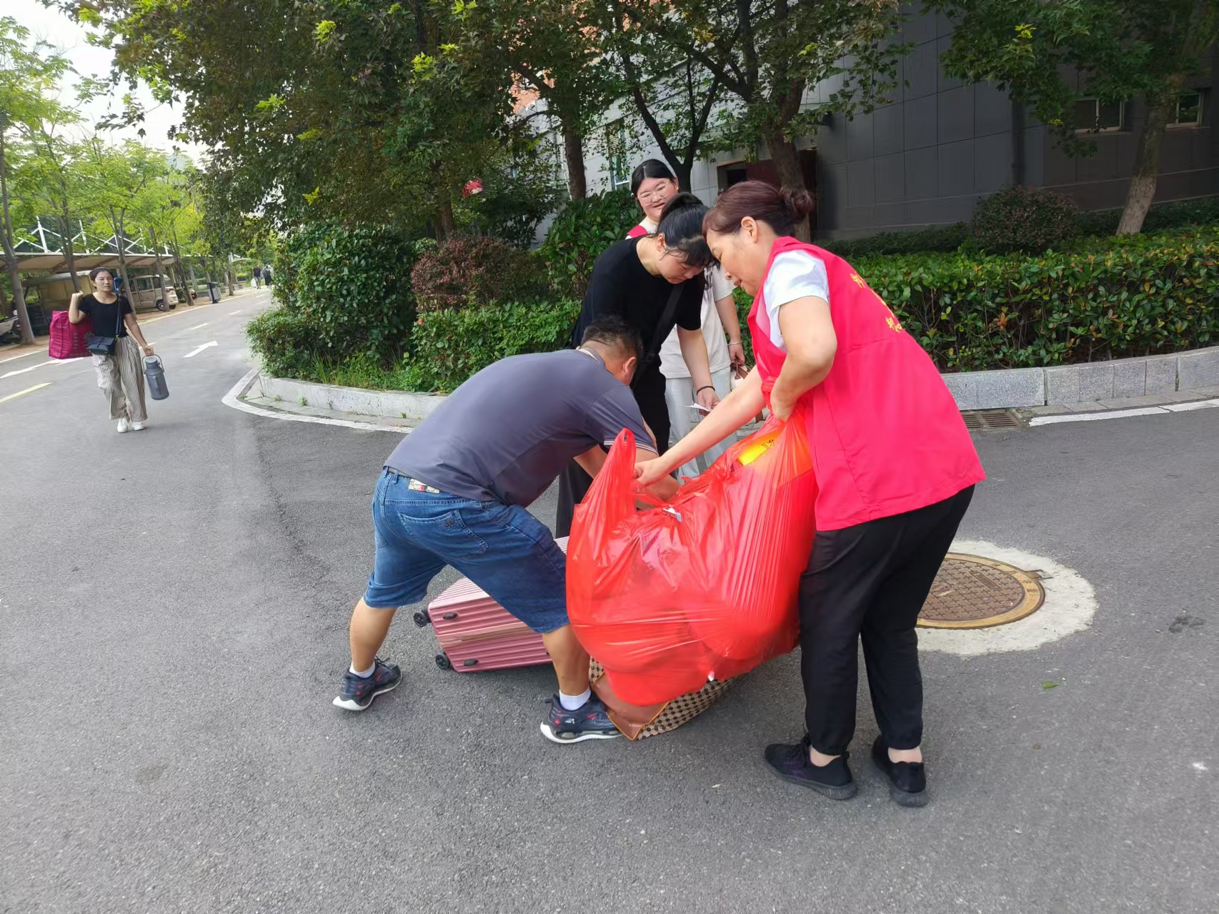 汗水浇灌希望路，笑容开启新学期 ——宿马一中项目部开学迎新季