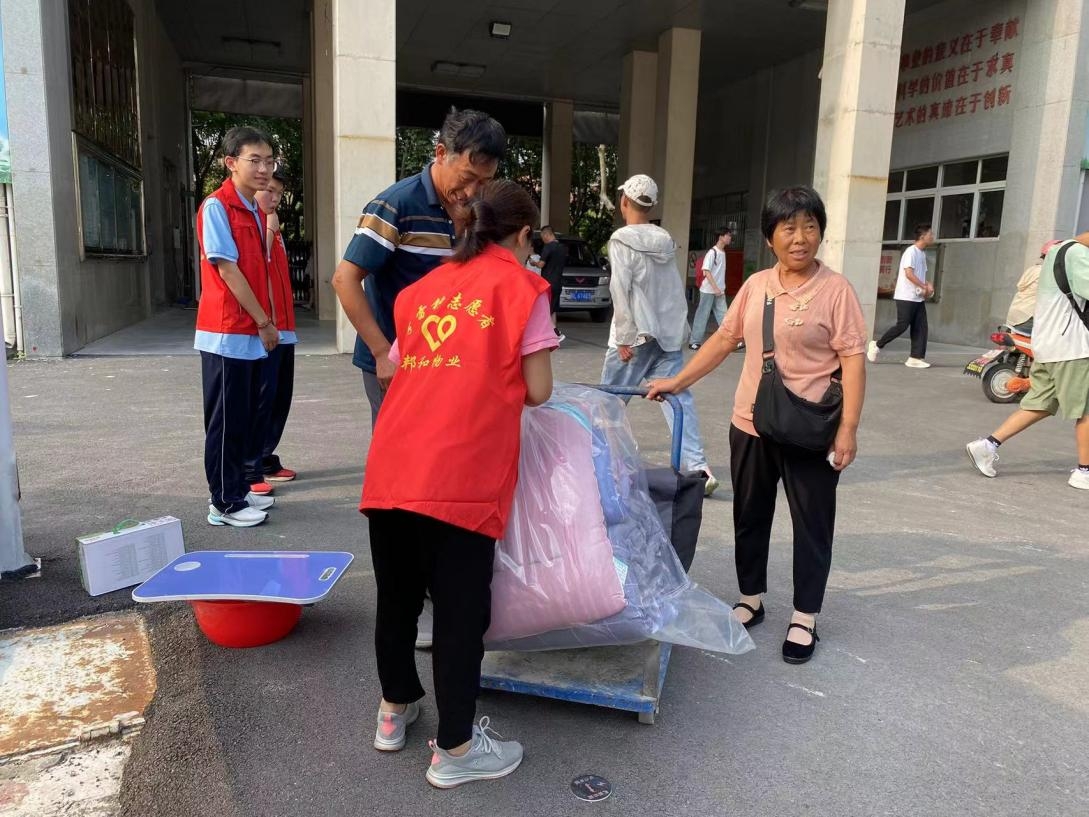 邦和物业暖人心，雷锋精神照校园 ——宿州三中项目部助力新生顺利报到