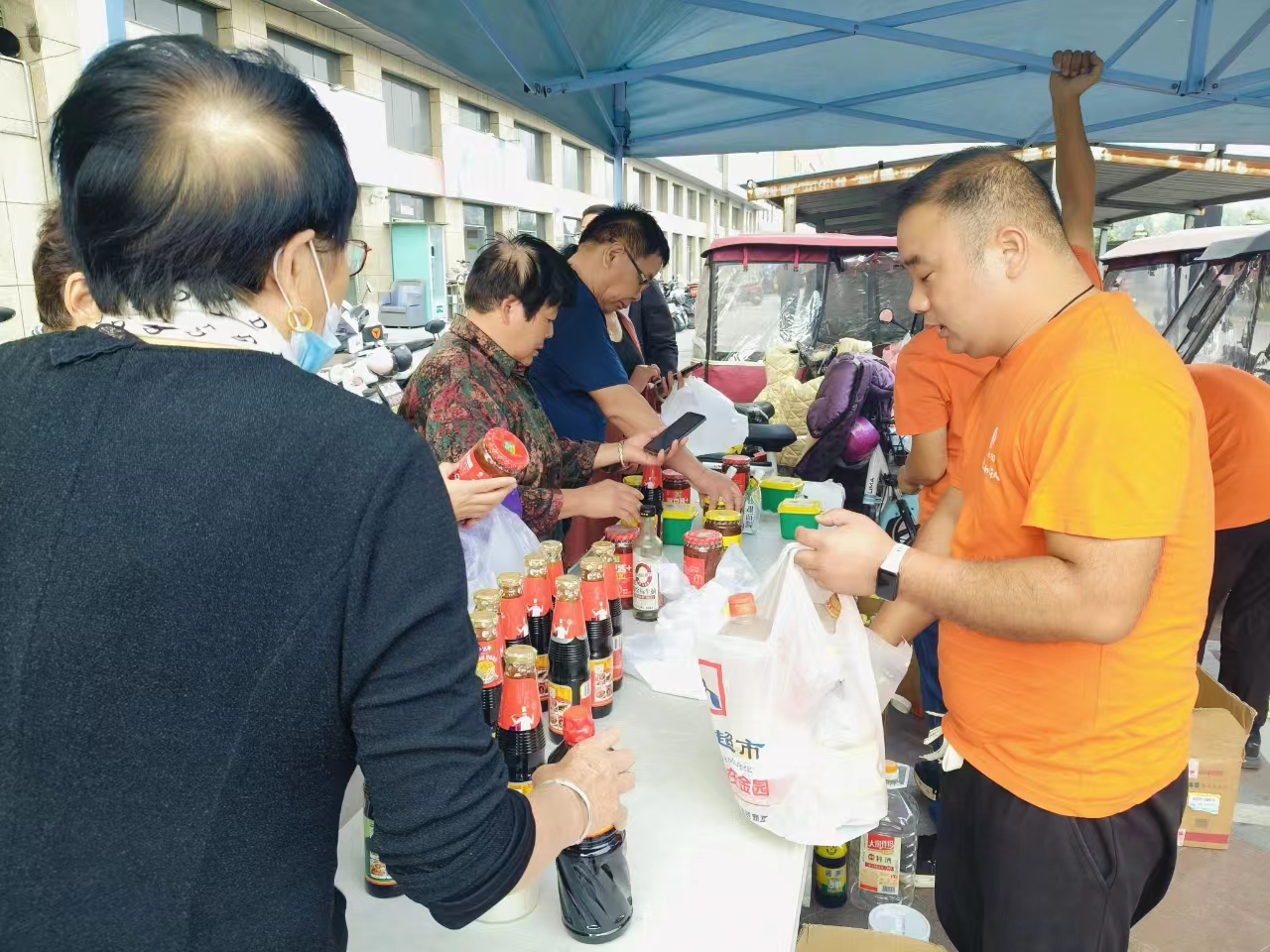 调料换新邻情浓，环保节俭乐融融 ——卓耕广场项目部成功举办九月份学雷锋志愿活动