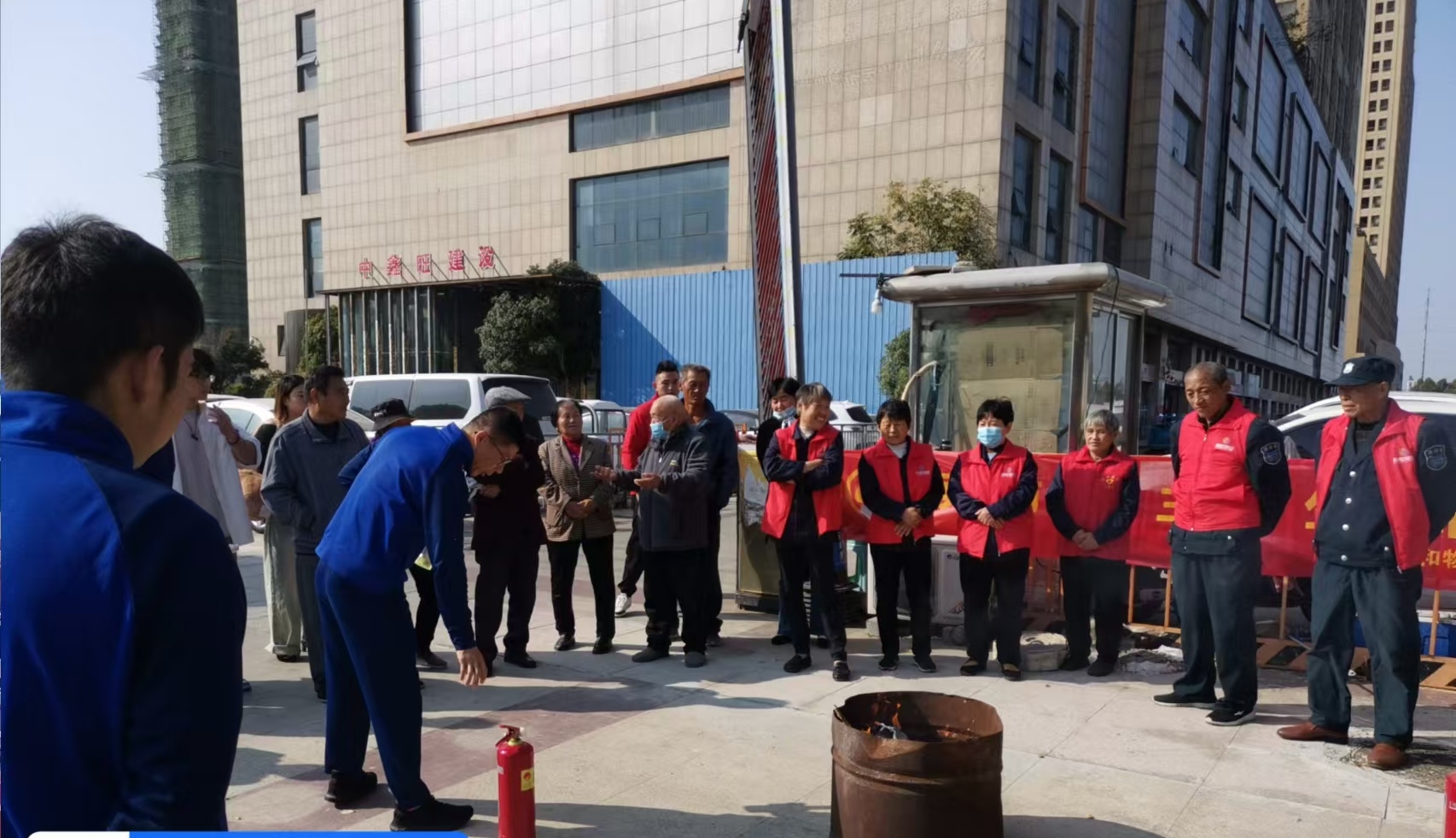 生命之上，安全保障 ——卓耕广场项目部成功举办消防演习活动   