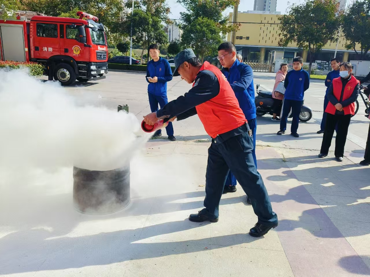 生命之上，安全保障 ——卓耕广场项目部成功举办消防演习活动   