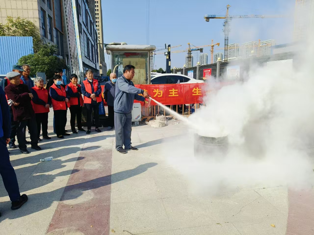 生命之上，安全保障 ——卓耕广场项目部成功举办消防演习活动   