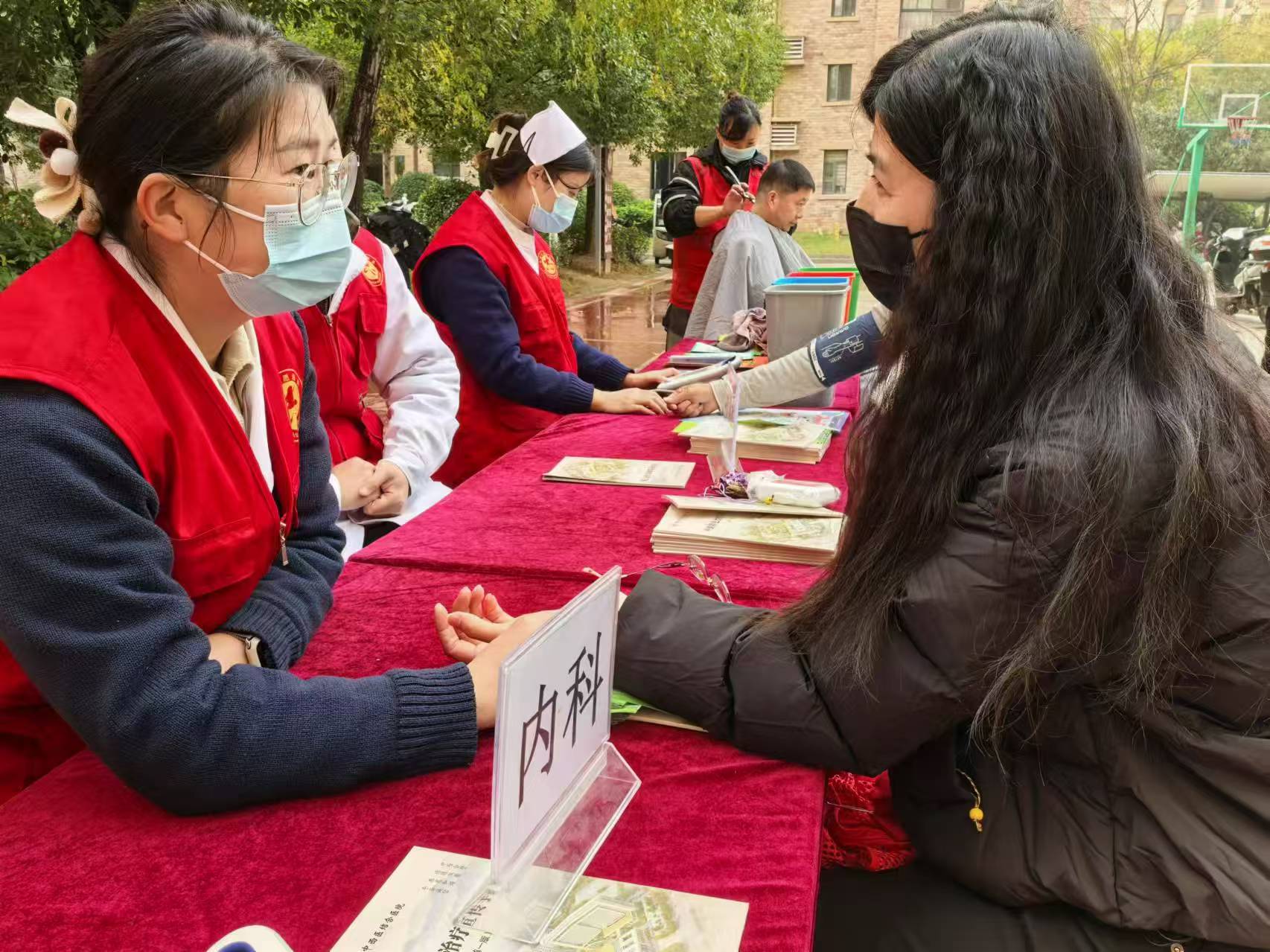 志愿服务暖人心，共建和谐社区——易景凯旋城国际志愿者日活动