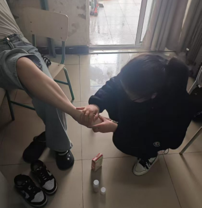 锦旗背后的温暖守护：宿马一中宿管的爱心故事
