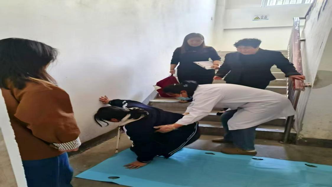 宿州二中项目部：物业暖心救助，守护学子平安