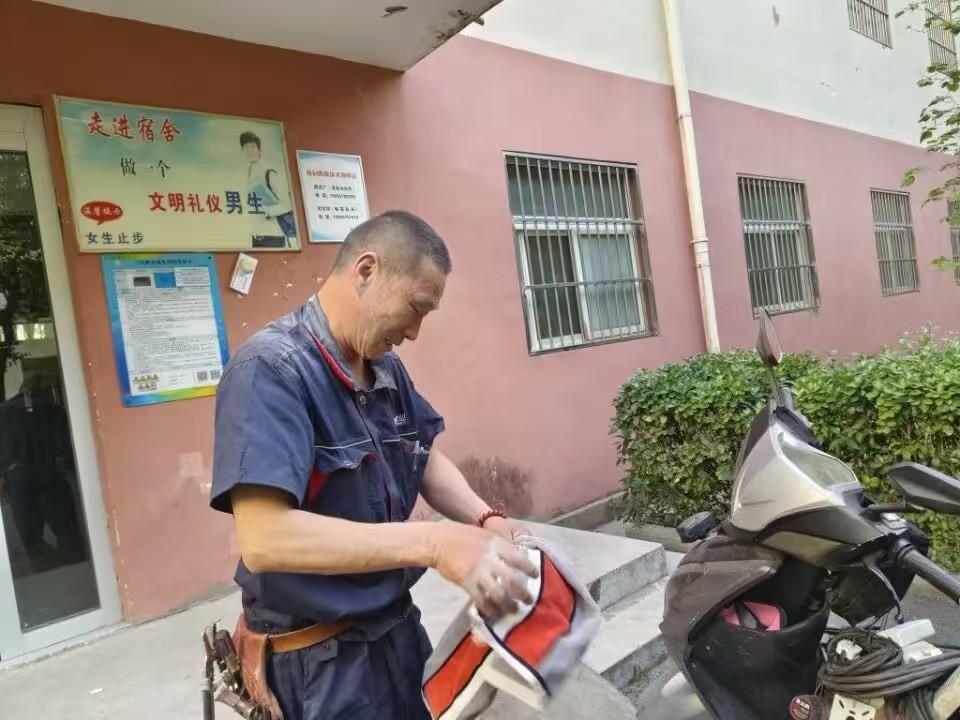 宿州二中项目部丨战高温抢工期，253台电扇加装完美收官