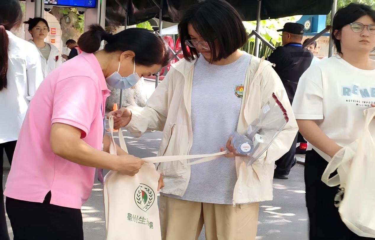 暖心护航 筑梦中考——一初中项目部以匠心服务守护学子逐梦路